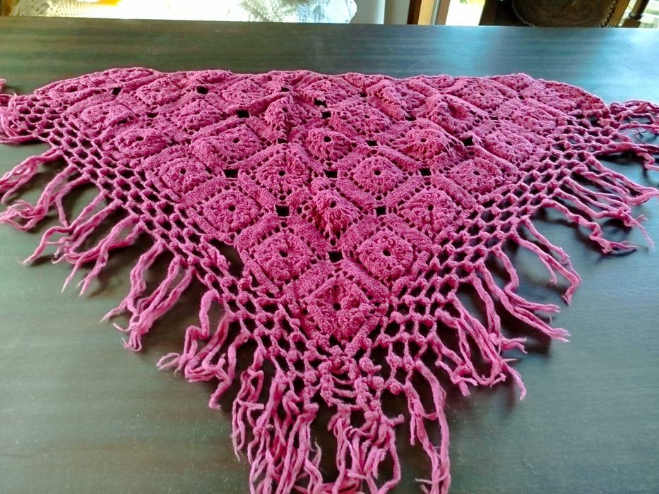 Xaile feito a mão em lã cor rosa