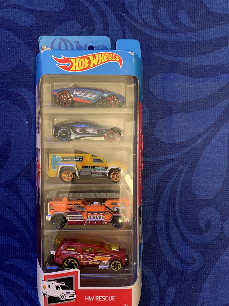 3 conjuntos hot wheels novos.5 carros cada. Valor na descricao