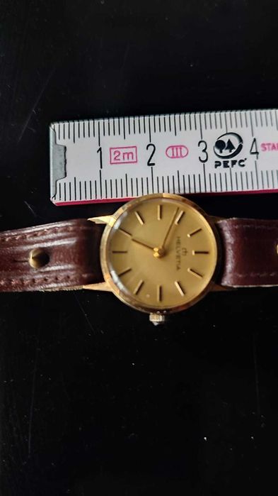 Złoty zegarek damski, szwajcarski Helvetia. Działający, stan bdb.