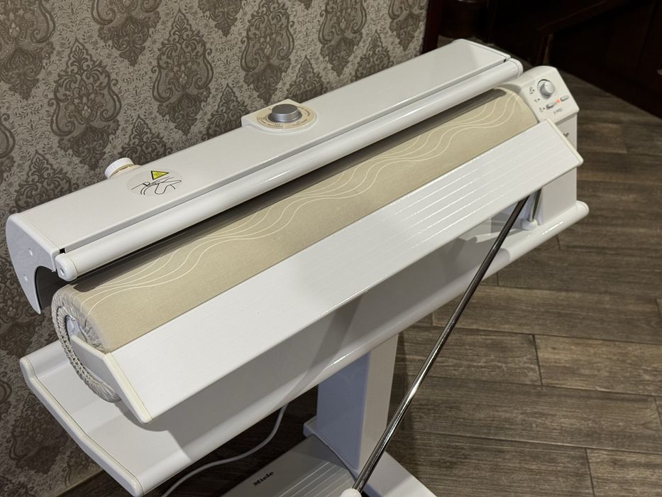 Miele 995D – професійний прасувальний каток.