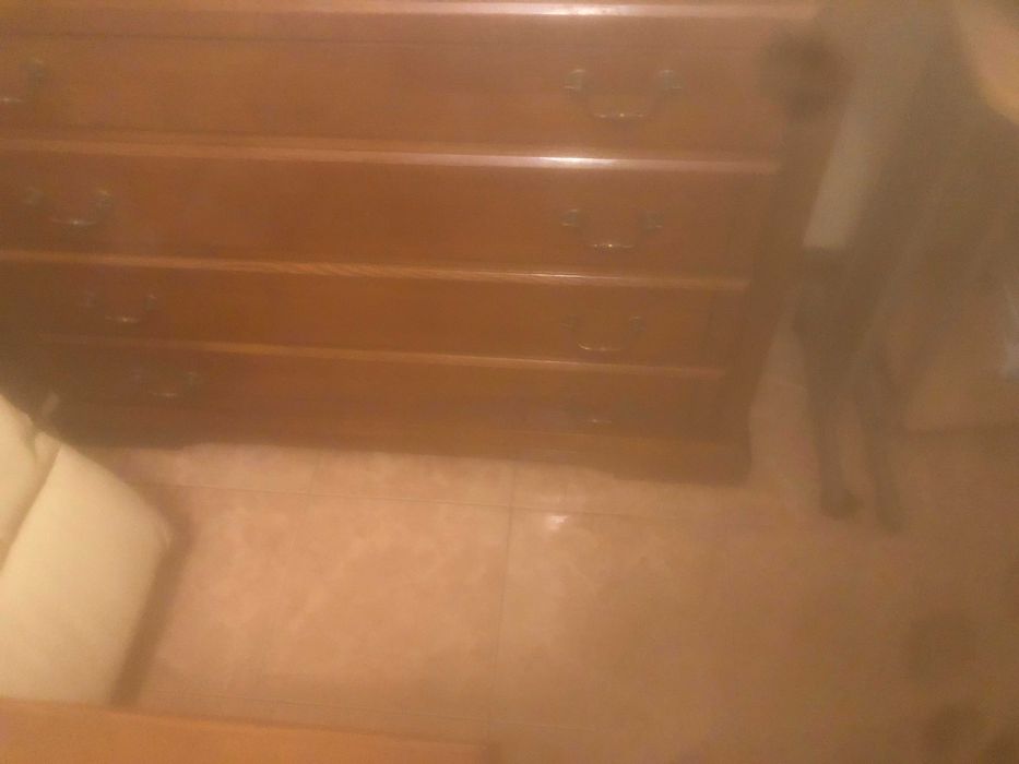 Quarto de casal em madeira maciça como novo para venda.