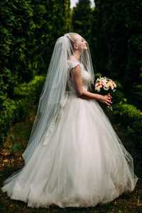 Весільне плаття з кружевом