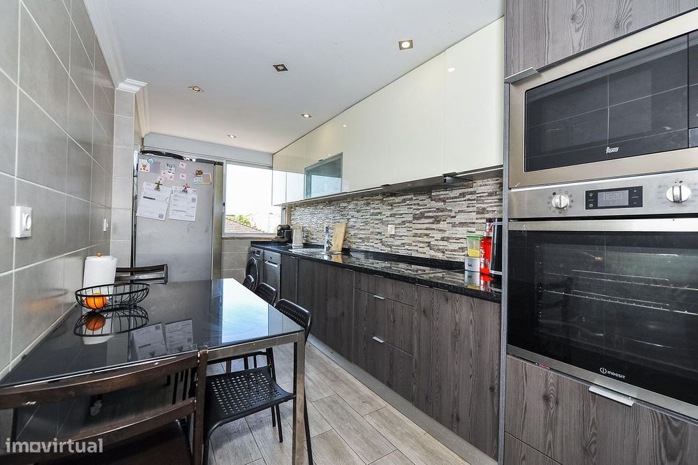 T3 Remodelado com Suite e Cozinha Equipada – Praça 5 de Outubro, Forte