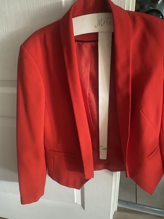 Śliczny czerwony żakiet