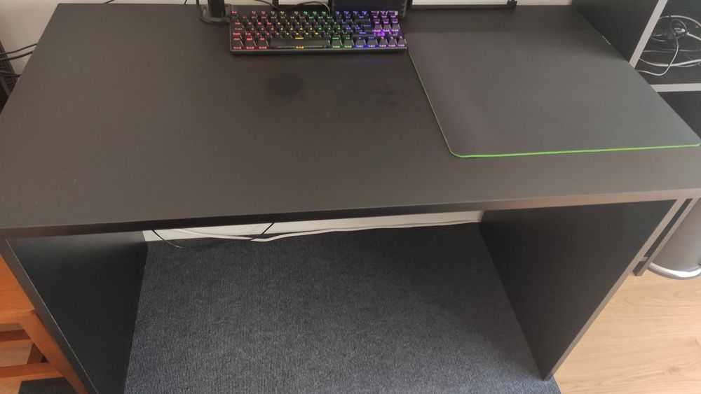 Secretária com led e suporte para 2 ecrãs