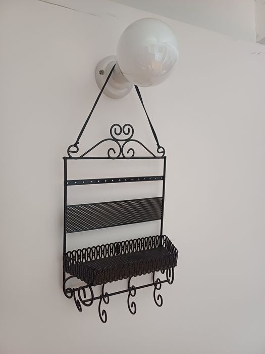 Porta-jóias metálico preto