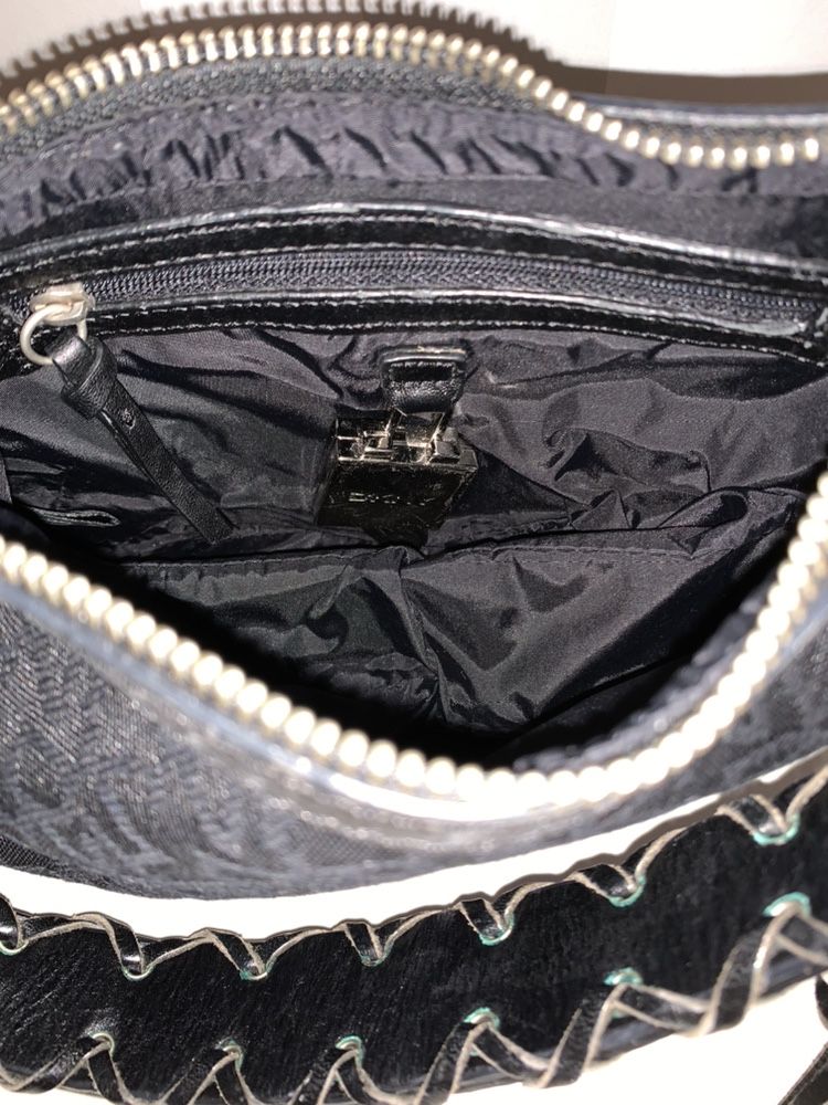 Bolsa DKNY preta con padrão em tecido e pele