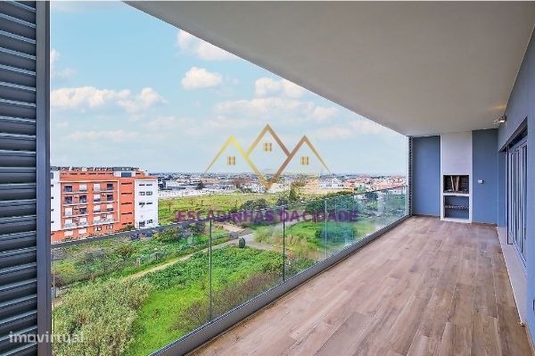 T4 Duplex Novo no Montijo, em condomínio com piscina e Ginásio