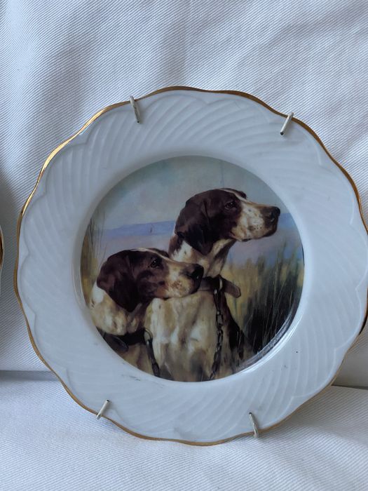 Dois pratos de cães de caça com 18 cms