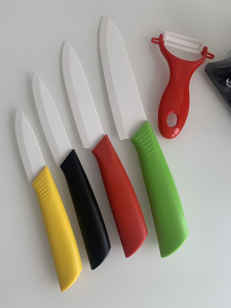 Набір керамічних ножів з  овочечисткою на підставці