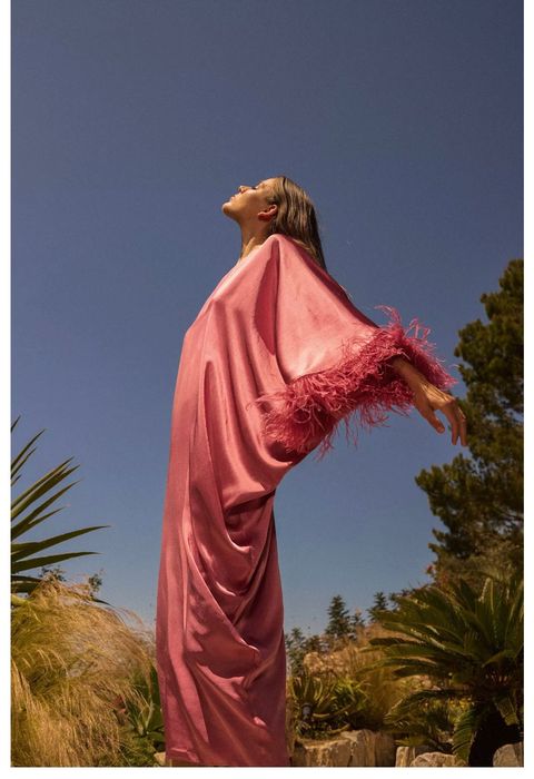 Vestido de manga comprida com decote assimétrico e detalhes em penas L