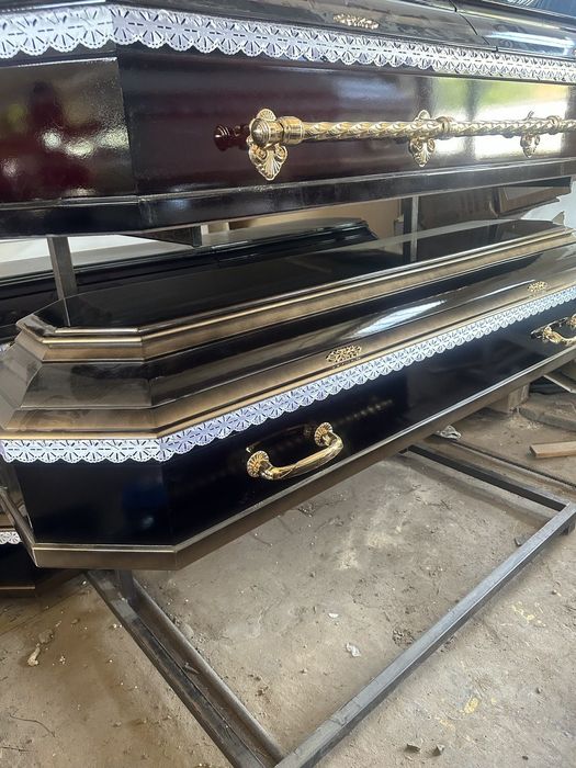 Лакові труни від виробника