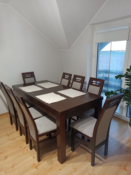 Solidny stół drewniany w świetnymi stanie plus krzesło oferta do 30.11