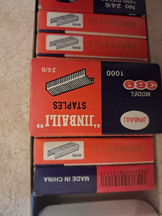 Artykuły biurowe: spinacze, zszywki, karteczki ,