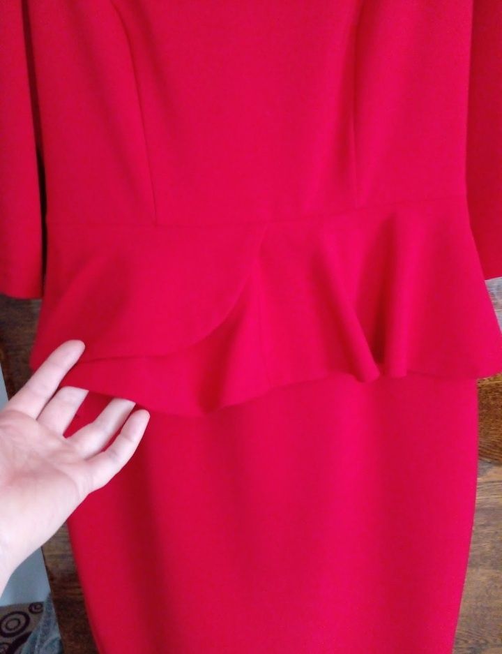 Червоне плаття по фігурі супер якості.
