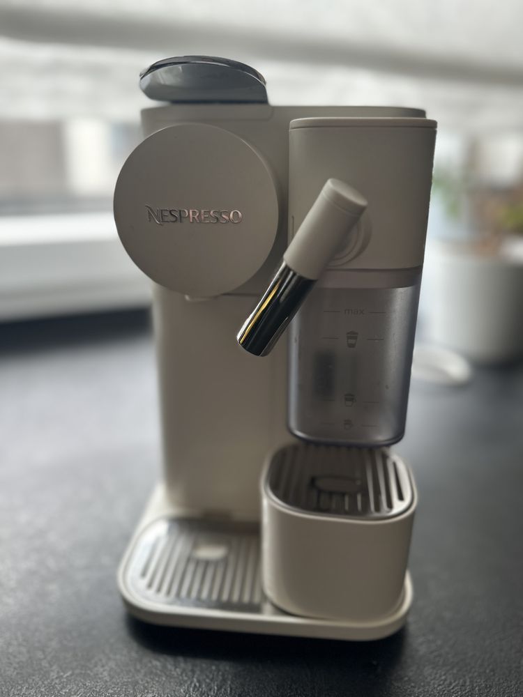 Ekspres do kawyDeLonghi Nespresso Lattissima One