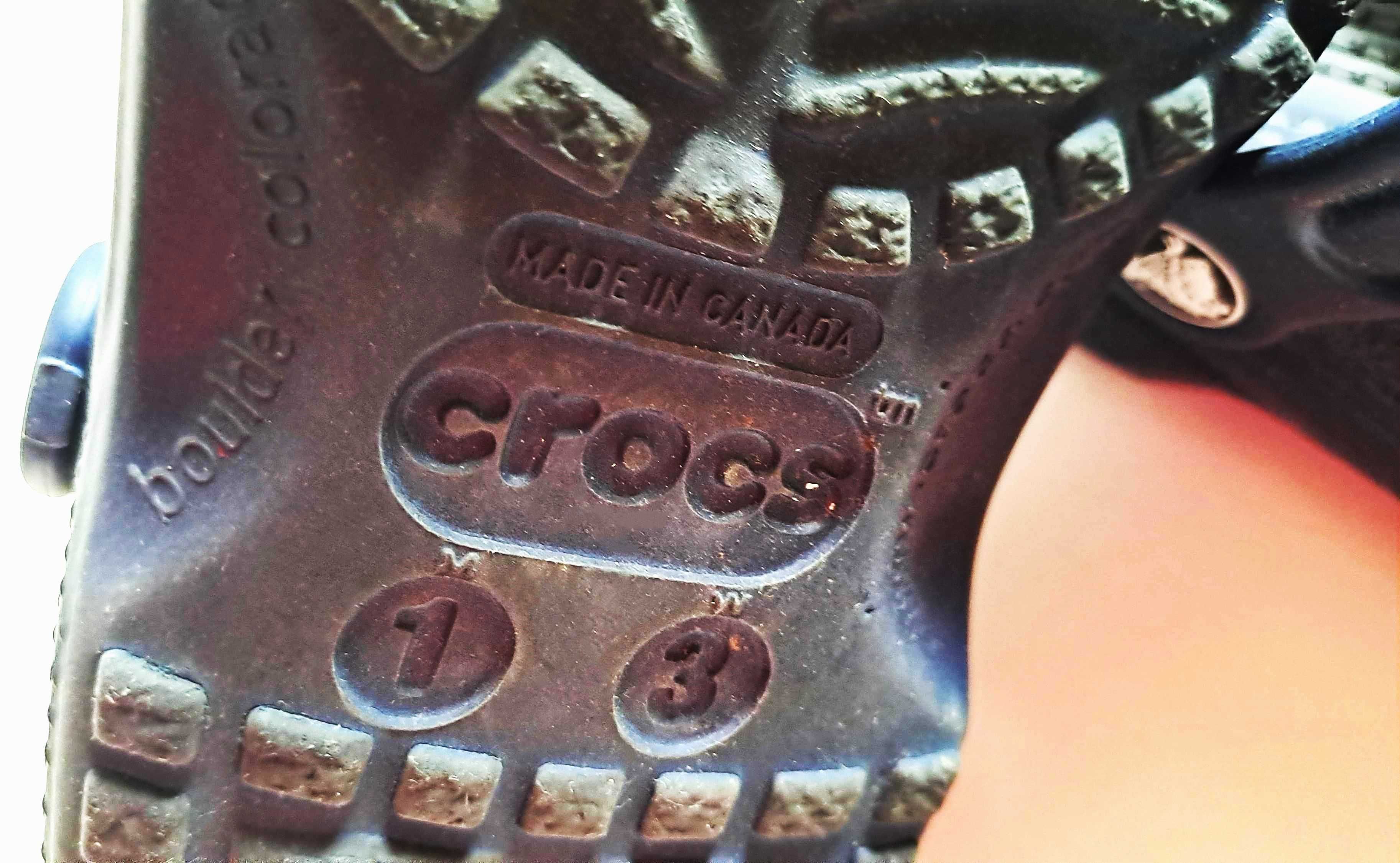 Crocs azuis escuros