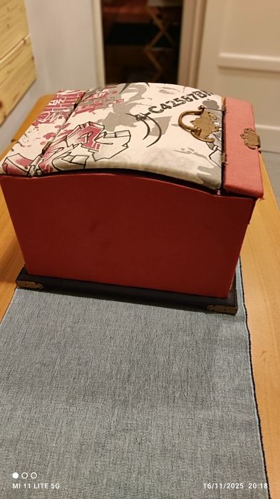 Porta jóias em boa condições para quadra seis ouros