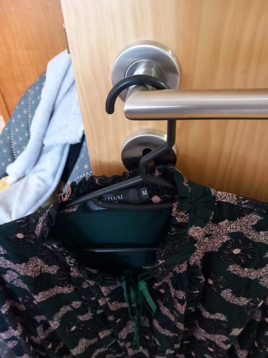 Varios vestidos como novos