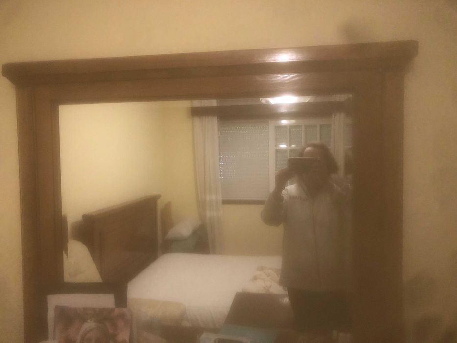 Quarto de casal em madeira maciça como novo para venda.