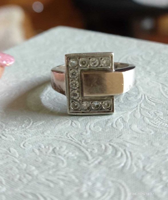 Продам серебряное кольцо с золотой вставкой и фионитами