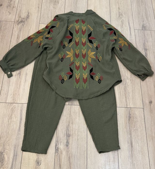 Костюм з вишивкою