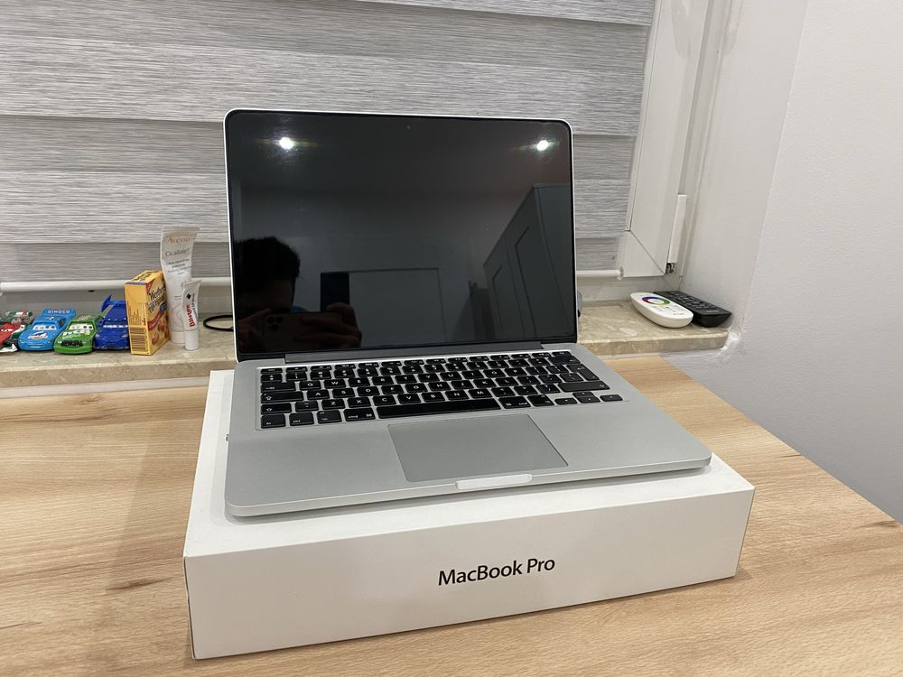 Apple MacBook Pro 13 Laptop 256GB/8GB
