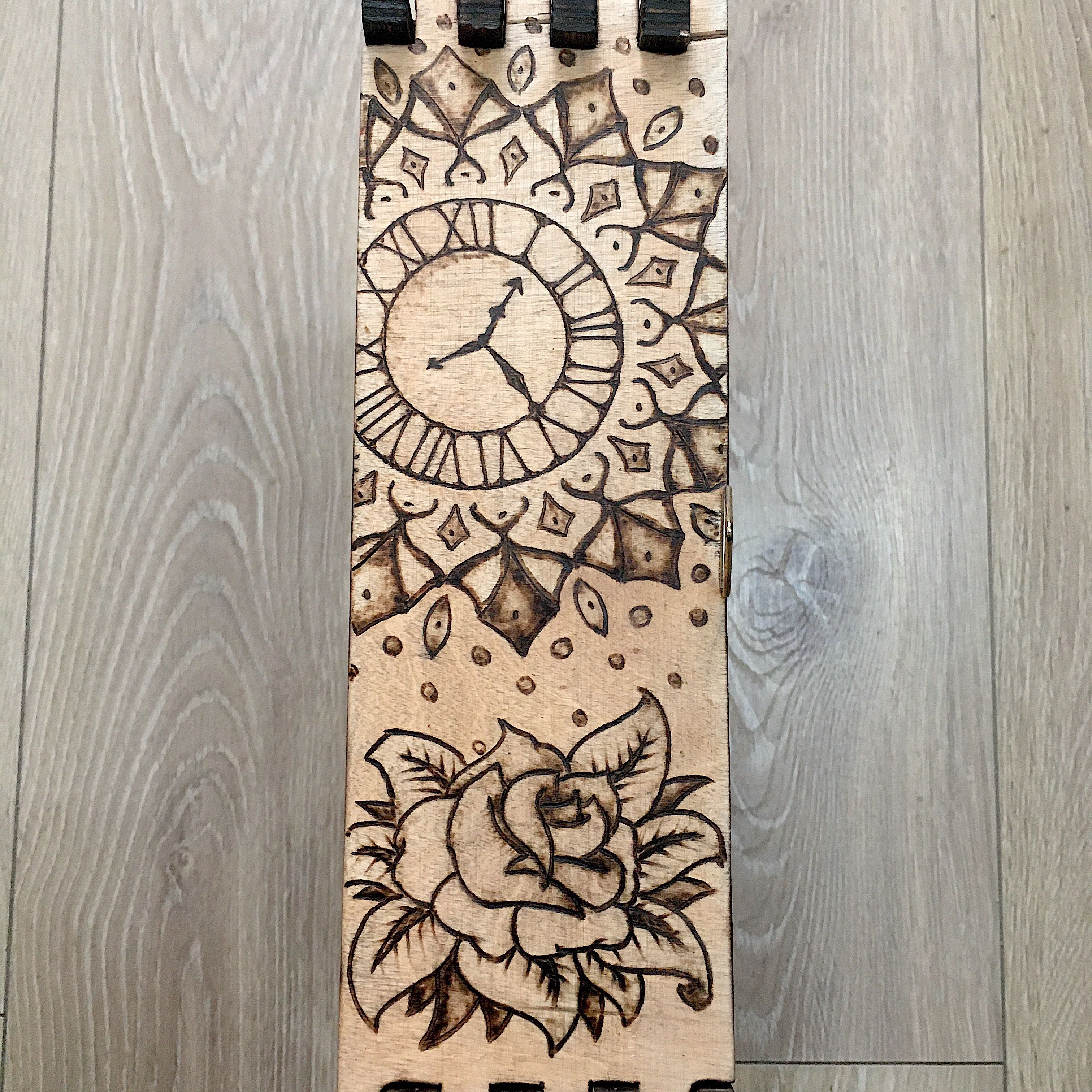 Ręcznie robiony drewniany zegar z motywem Tattoo