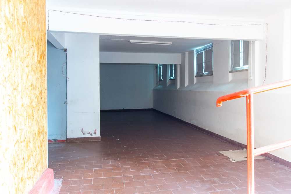 Excelente Armazém, bem situado, junto Estação da Damaia, disponível.