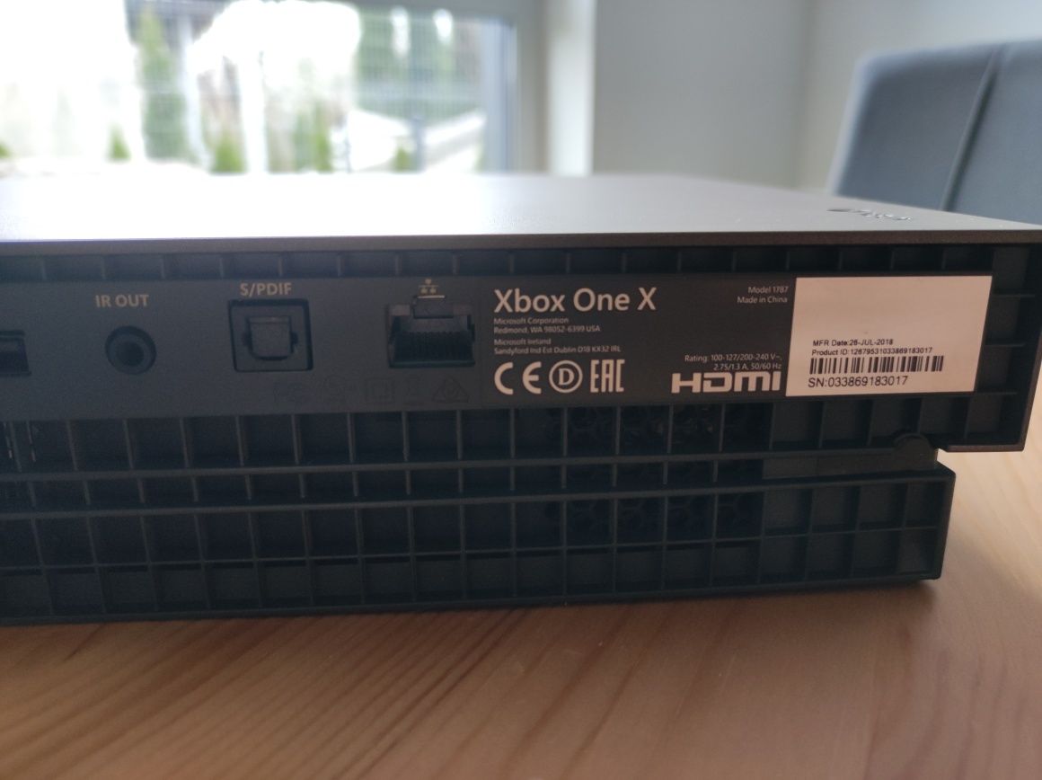 Xbox one x, pady ze stacją ładującą oraz zestaw gier