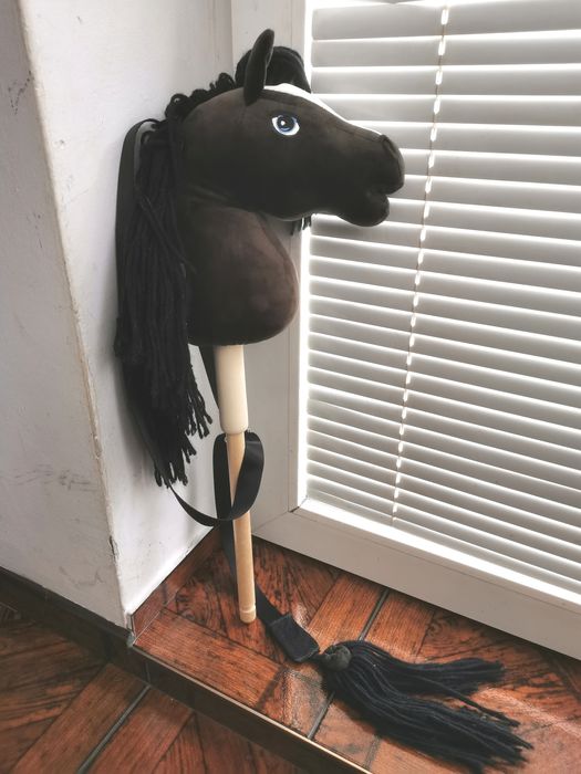 Koń na kiju z paskiem do zawieszenia na ramieniu