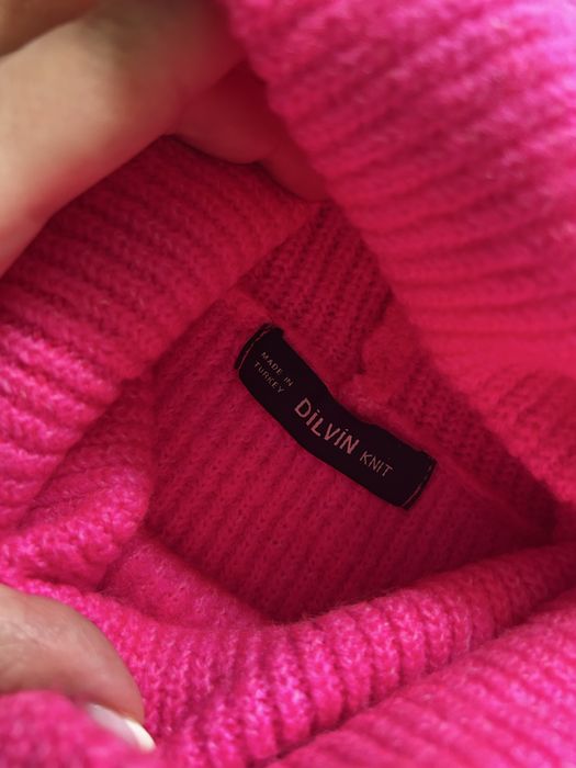 Różowy ciepły sweter oversize z golfem