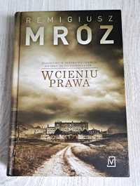 Remigiusz Mróz W cieniu prawa TWARDA OPRAWA jak nowa