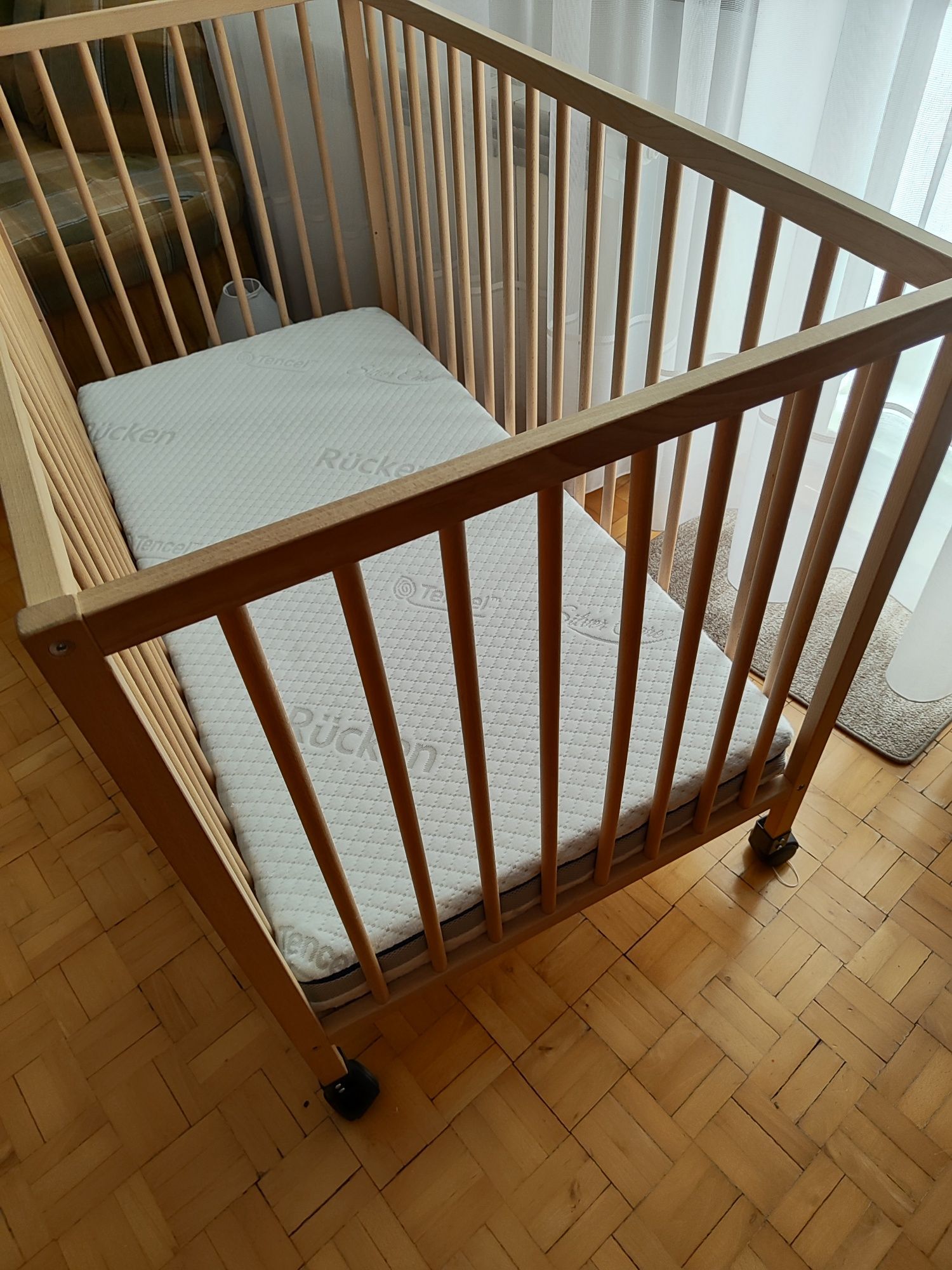 Łóżeczko drewniane na kółkach Ikea