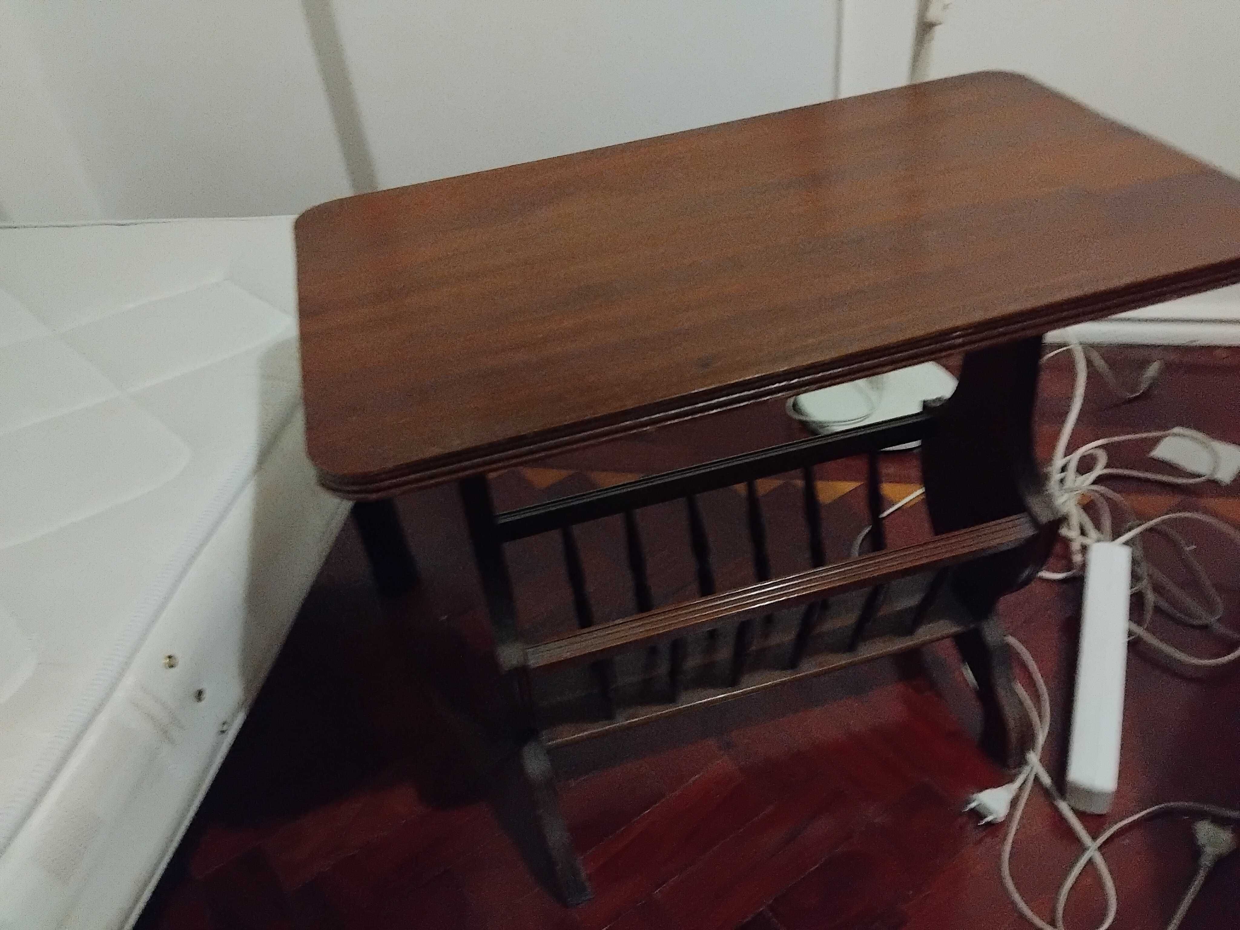 Mesa de apoio de madeira
