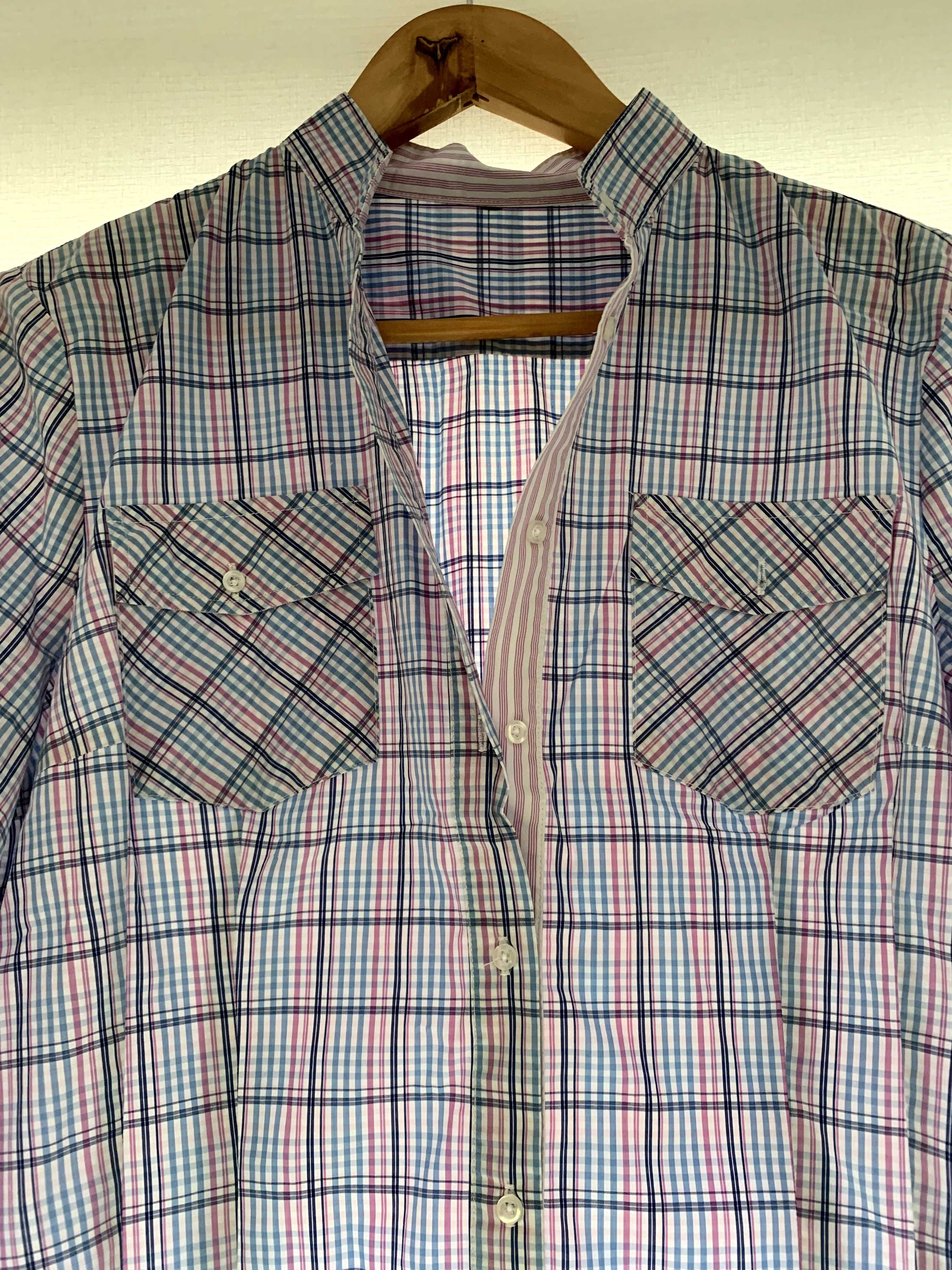 Camisa de riscas azul e rosa