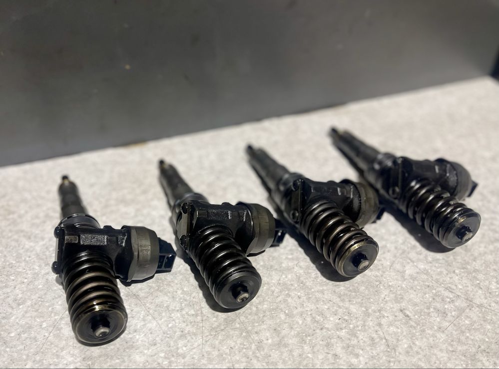 Насос форсунка Гольф 5 6 форсунки 038130079TX Passat B6 Touran Seat VW