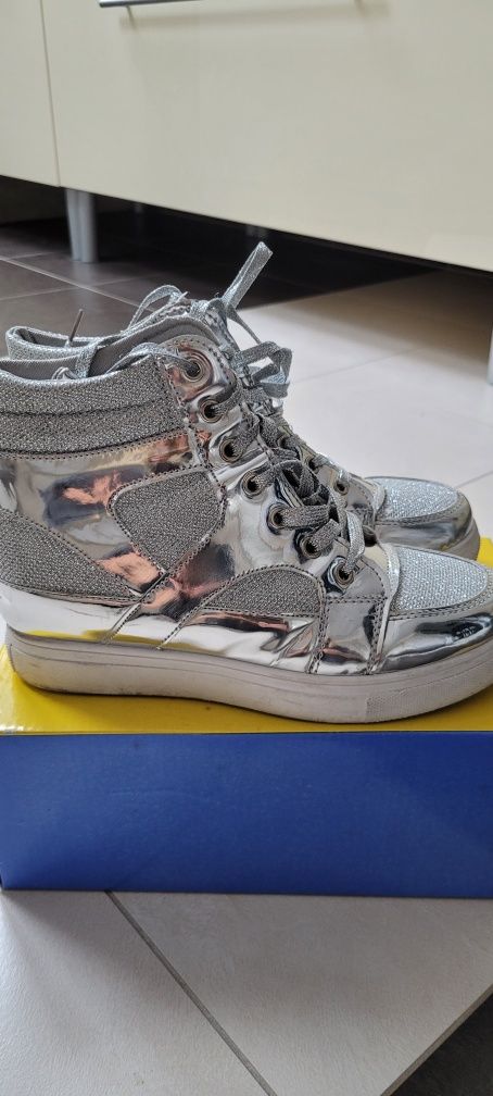 Piękne srebrne buty