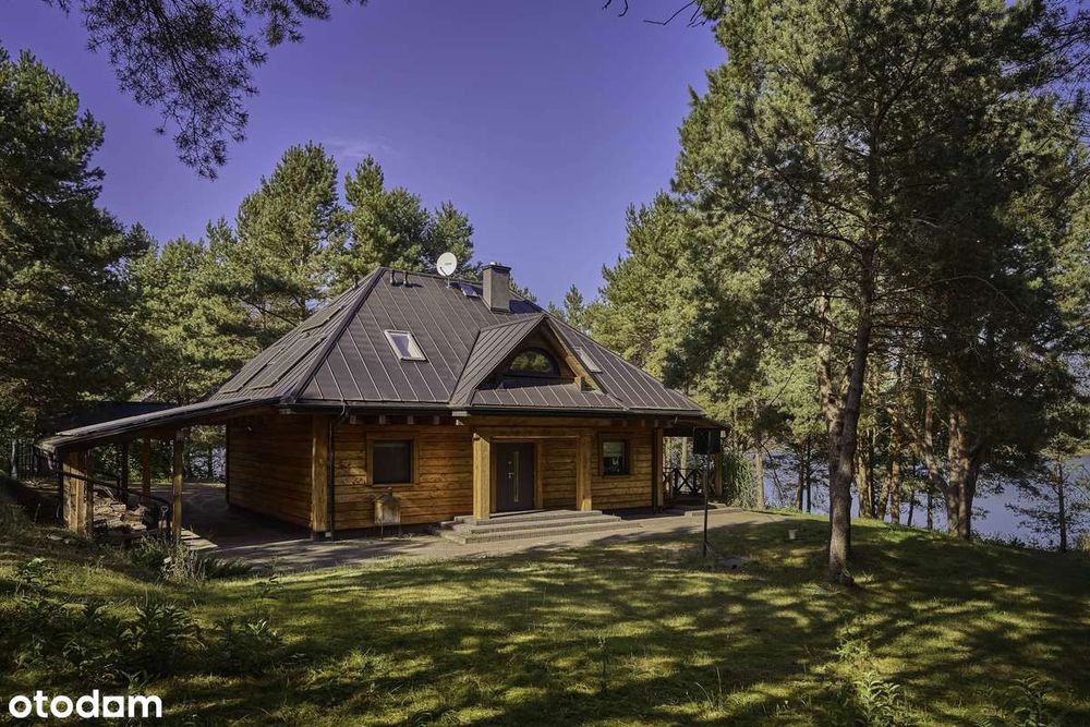 Dom nad jeziorem z linią brzegową. Bezpośrednio