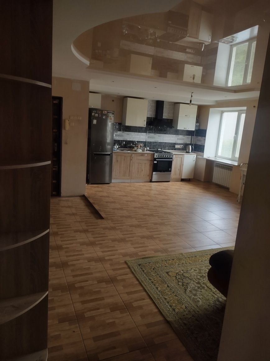 Трёхкомнатная квартира возле Славутич Арена.Стадион.80кв.м.Студия.