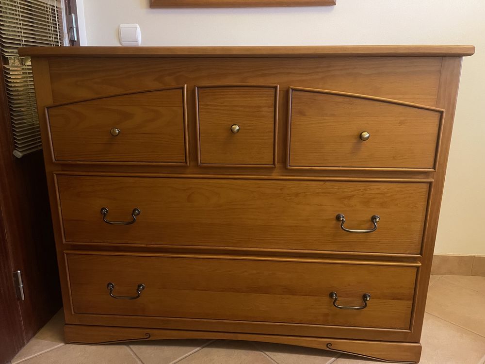 Quarto de casal completo (cama, colchão, mesas cabeceira, cómoda, roupeiro e espelho)