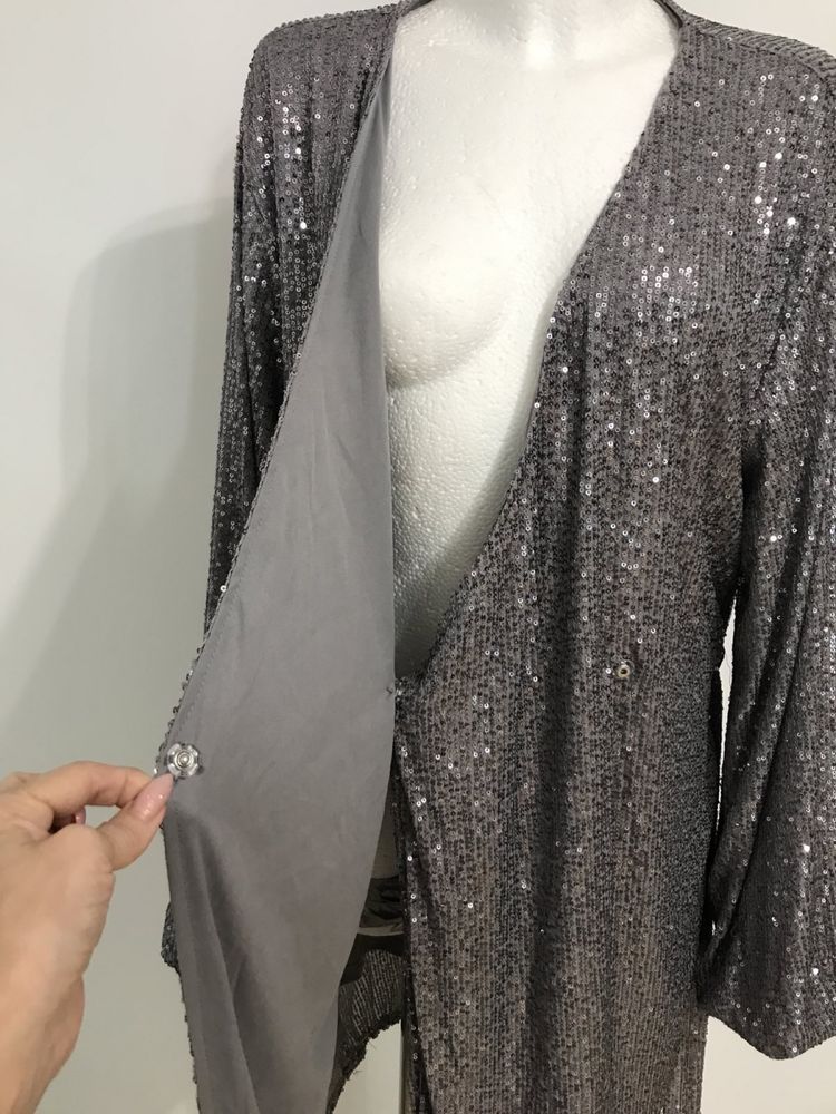 Srebrna cekinowa sukienka kopertowa mini z bufiastymi rękawami 44 2XL