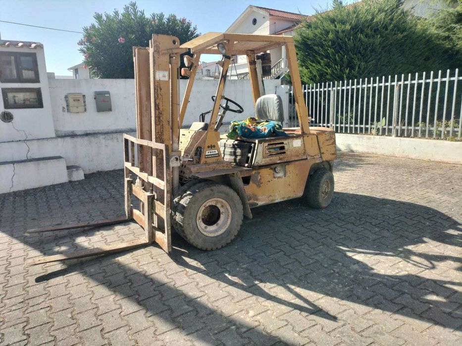 Empilhador Komatsu 2.5 rodado duplo a trabalhar