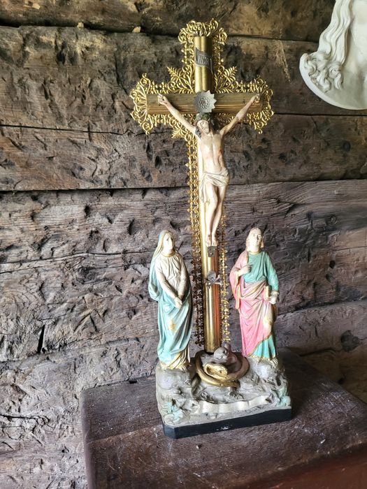 Piękny krzyż z figurami Maryja I Święty Jan pasyjka