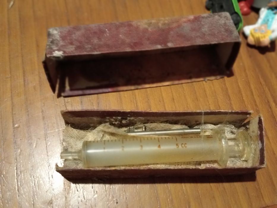 Antigas seringas e agulhas