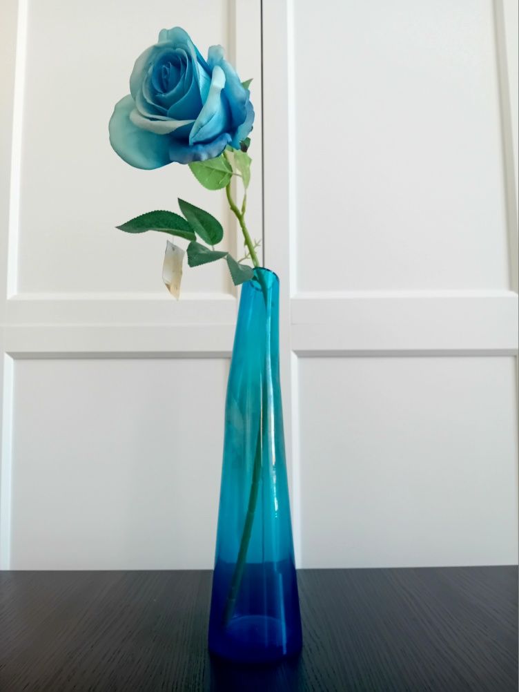 Jarra de vidro e flor artificial azul