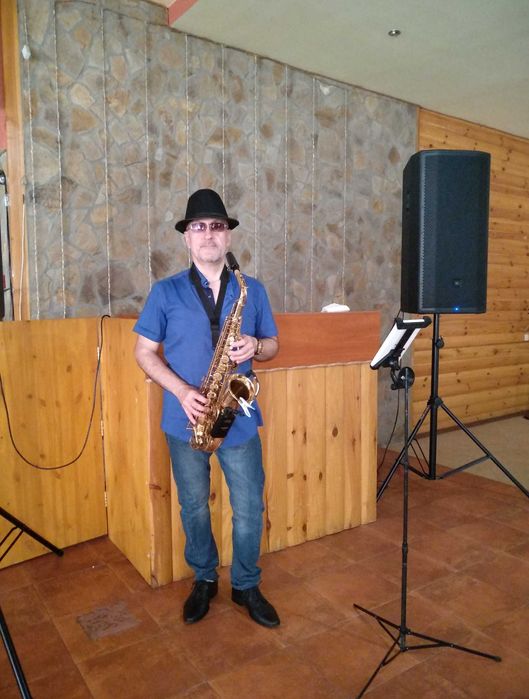 Музикант саксофоніст у місті Кременчук