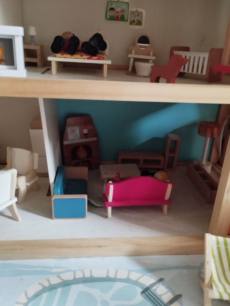 Casa de bonecas em madeira com mais de 80 peças