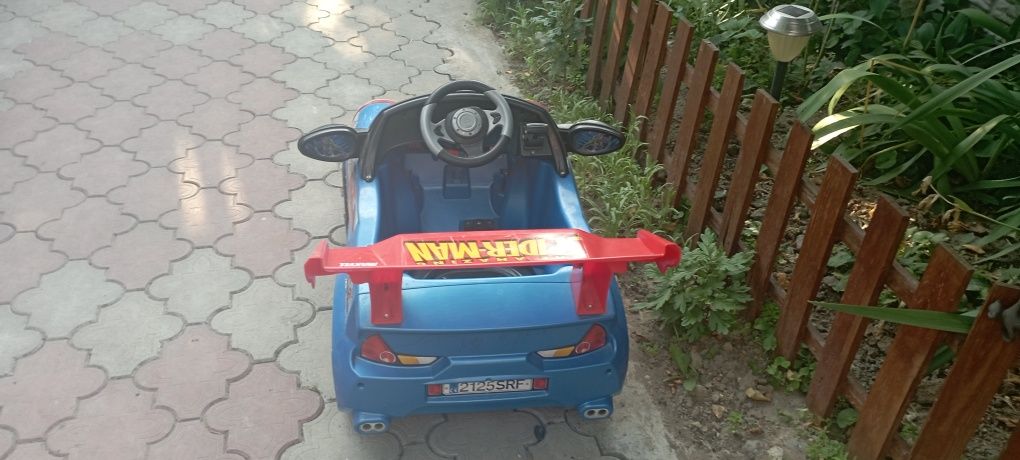 Дитячий електромобіль