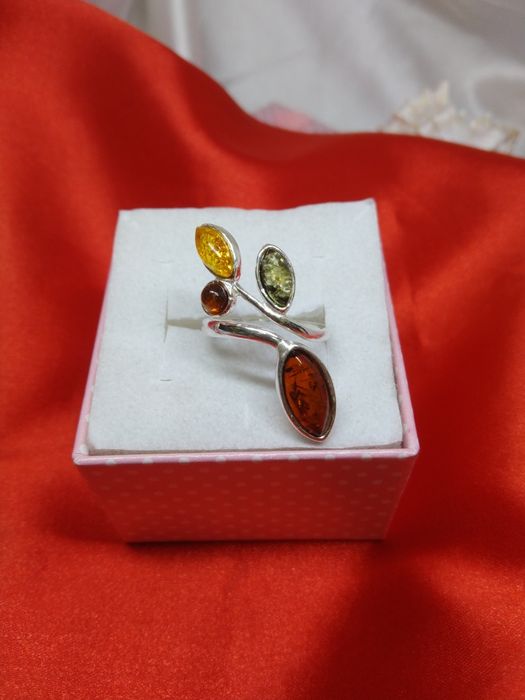 Piękny srebrny pierścionek z bursztynem kolorowym, srebro925, r. 14